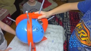 КТО ЛОПНЕТ ПЕРВЫМ? СОФИЯ ОБЫГРАЛА БРАТЬЕВ. СМЕШНОЙ ЧЕЛЛЕНДЖ. БРОС ШОУ ГЕЙМС.