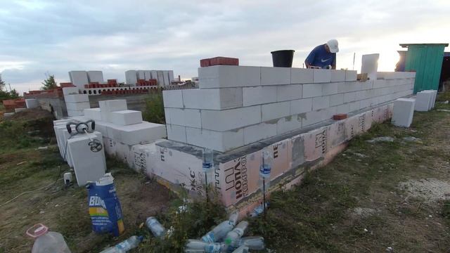 Продолжаю кладку блоков гаража. Строительство дома своими руками