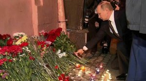По всей России люди несут цветы и свечи к импровиз...ым мемориалам памяти жертв теракта в Петербурге
