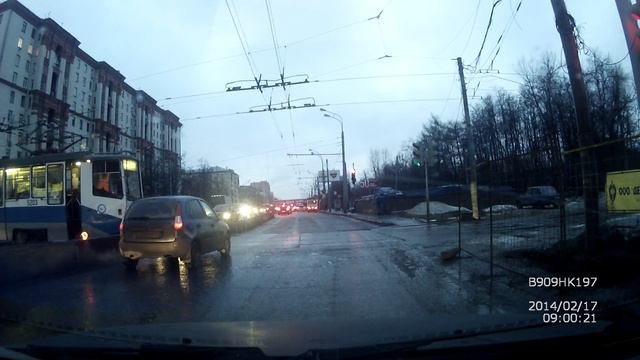 Дебил перекрыл движение на шоссе энтузиастов