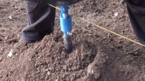 Бензобур ADA Ground Drill-7 в работе