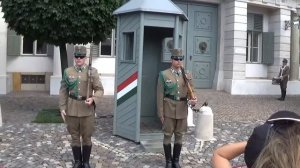 Смена почётного караула у Президентского дворца Будапешт.