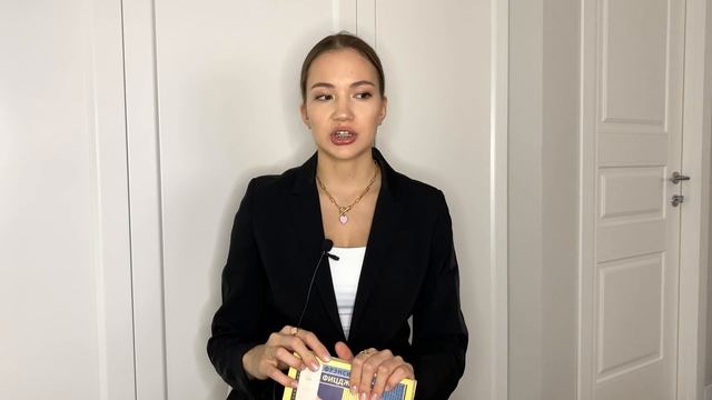 Что в сумке у Альбины Ажновой (ALBINA AZH)? | неVogue Россия ?