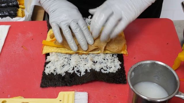 2000원! 줄서서 먹는 김치 김밥, 재료를 통째로 넣어줌 - 광안시장 박고지 김밥 / Popular kimchi kimbap - Korean street food смотреть онлайн