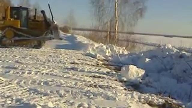 Caterpillar D7R расчищает дорогу на с.Волоскиковка смотреть онлайн