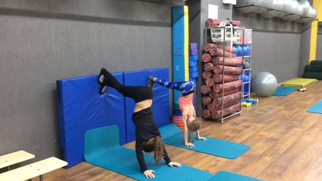 Как научиться делать стойку на руках. Подводящий элемент. смотреть онлайн