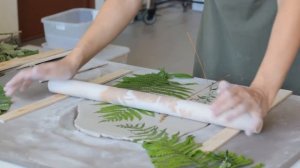 Ручная лепка с отпечатками растений