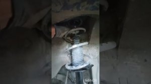 Разборка стойки амортизатора, быстро и безопасно .Без приспособ