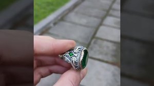 Перстень с зеленым камнем Турмалин Параиба и гравировкой по всему перстню ручной работы