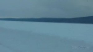 Сибирь.  Зимняя дорога по Ангаре, ведущая на рыбалку на Братском водохранилище