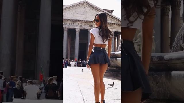 Светит трусиками под короткой юбкой смотреть онлайн