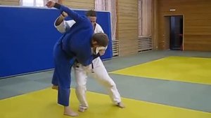 Классика дзюдо и самбо- Посадка(или зашагивание) слева- передняя подножка вправо.
