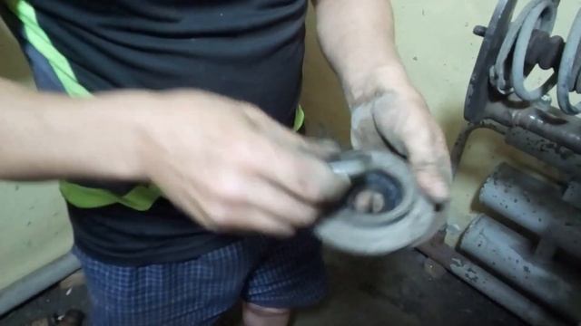 ремонт стойки, амортизатора. Renault Duster Рено Дастер , подготовка смотреть онлайн