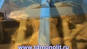 Выгрузка готовой смеси из бетономешалки