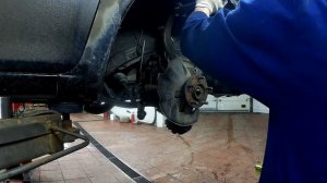 замена ступичного подшипника / Mazda GG