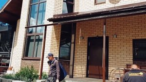 Навес над входом монолитный поликарбонат