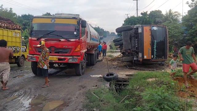 Evakuasi Minyak CPO Truk Tangki Terguling Di Rawa Bengis Balam km 38
