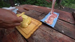 Готовим картофель с беконом на углях и запекаем овощи