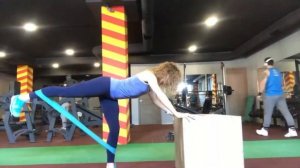 Упражнения для мышц ног и ягодиц с фитнес резинкой.