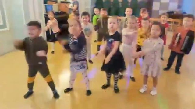 Музыкальне занятие "НОВОГОДНЯЯ ДИСКОТЕКА"