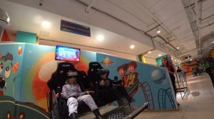 Ксюша и Степа в зеркальном и веревочном лабиринте и в парке виртуальной реальности...