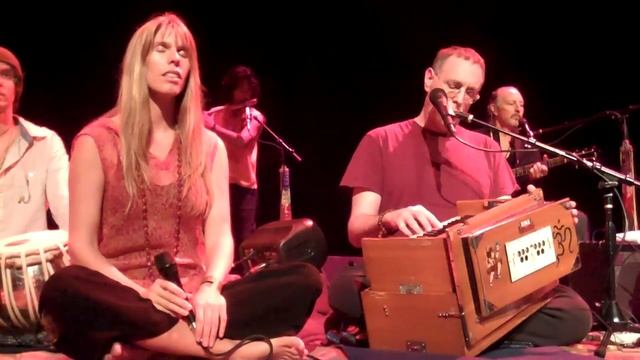 Mere Gurudev - Krishna Das sings with Deva Premal смотреть онлайн