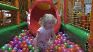 Детский лабиринт: дети катаются с горки. Бассейн с шариками, батут.