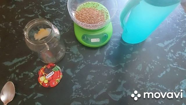 Кормление бройлеров домашних условиях. В мешанку добавляю гречку, бройлеры крупные и здоровые.