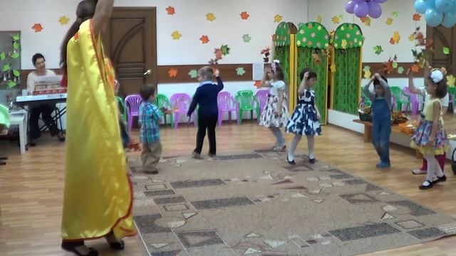 Танец осенних листьев 5 лет Праздник осени в детском саду Детский клуб Капитошка www.kapetoshka.ru