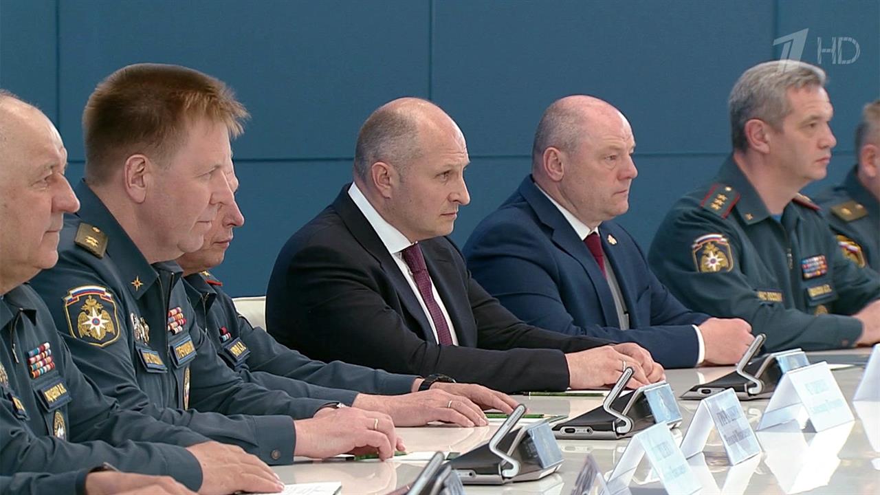 Владимир Путин приехал в штаб-квартиру МЧС, чтобы лично представить нового главу ведомства