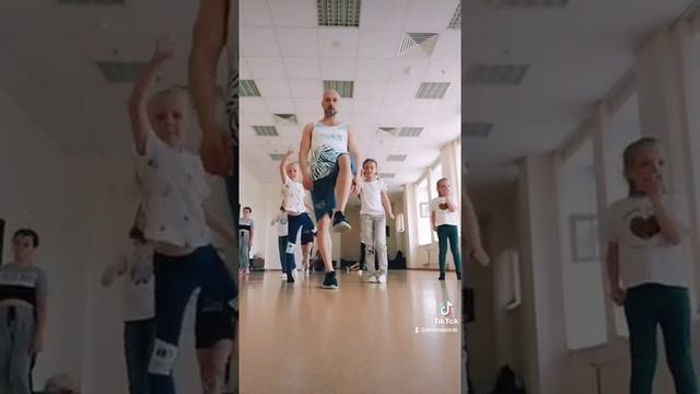 2 САМЫХ ПРОСТЫХ БАЗОВЫХ ДВИЖЕНИЙ SHUFFLE DANCE ДЛЯ НАЧИНАЮЩИХ ИЗ ТРЕНДОВ ТИК ТОК ТАНЦЫ 2021.