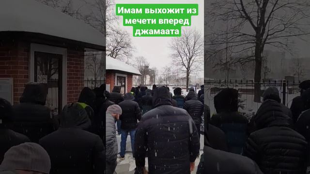 Имам  выходит из мечети  на улицу  для молитвы . санкт-петербург