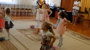 Танец с игрушками в садике