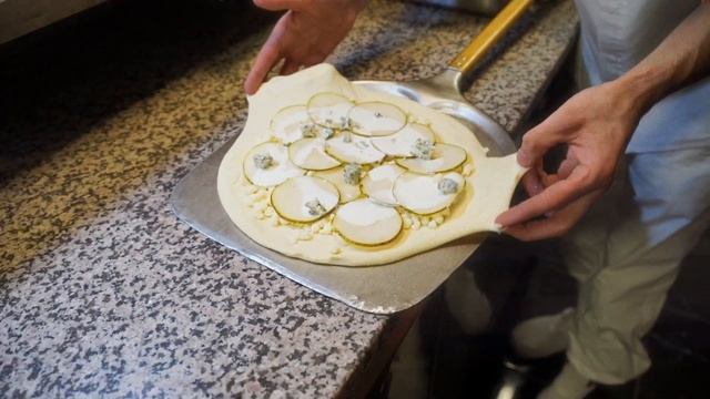 Пицца Горгонзола  готовим и показываем!