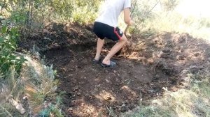 КАК ПОСТРОИТЬ ЗЕМЛЯНКУ В ЛЕСУ.КОПАЮ ЯМУ.#1 ЧАСТЬ