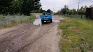 Москвич по лужам)