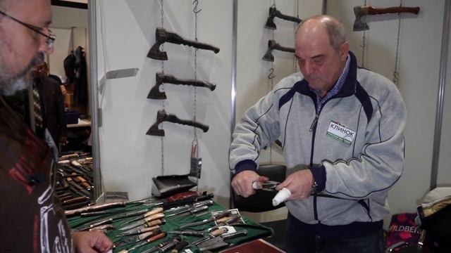 Дядя Слава ломает ножи на Клинке