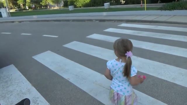 Эльза гуляет с куклой/ катается на качелях/ видео для детей #куклы #куклы #детскоевидео #игрушки