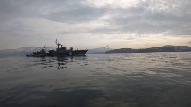 КРАБ! ? Как ловят краба на Камчатке. Живой деликатес у нас в лодке!? Военные корабли как охрана?