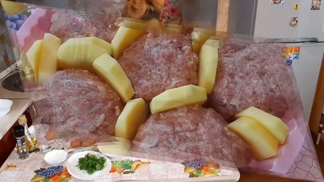 Тефтели с картошкой в духовке. В сметанном соусе!!! Очень вкусный рецепт тефтелей с картошкой!