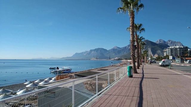 Пляж Коньяалты . Красивое спокойное море и красивая панорама .
