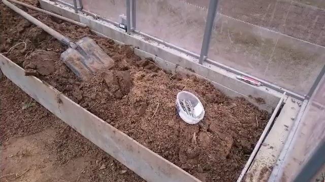 Устанавливаем теплицу на склоне.