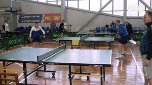 Турнир по настольному теннису среди ветеранов собрал десятки участников