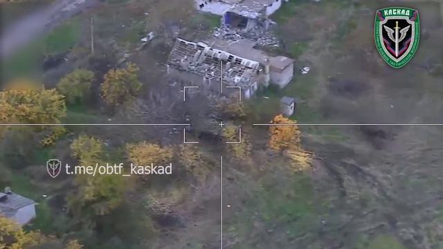 Российский дрон-камикадзе уничтожает БТР ВСУ.mp4
