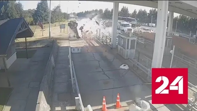 Машина на большой скорости протаранила пункт оплаты, водитель погиб - Россия 24 