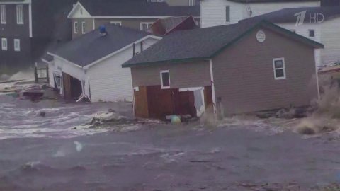 Канада под ударом мощного урагана "Фиона"
