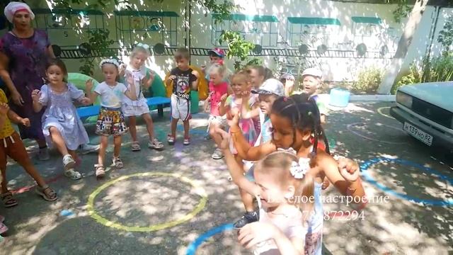 Апельсинка радует детей и танцует с ними в садике. смотреть онлайн