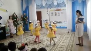 Маленькие дети выступают