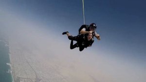 Прыжок с парашютом над пальмой в Дубае