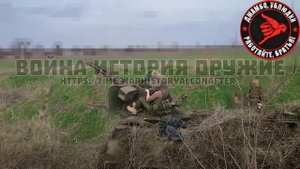 ??Русский солдат работает по корректуре с дрона по украинским позициям пехоты в лесополосе в Запор